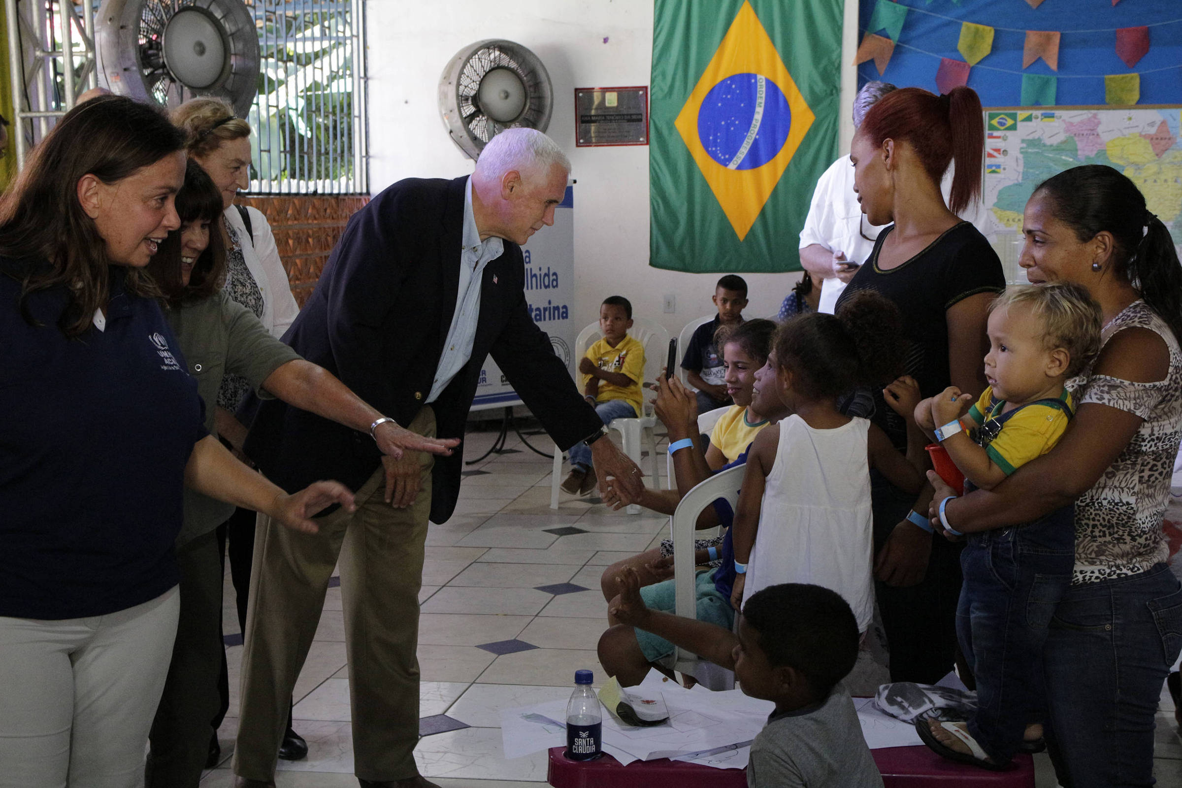 Vice de Trump visita imigrantes venezuelanos em abrigo de Manaus -  27/06/2018 - Mundo - Folha