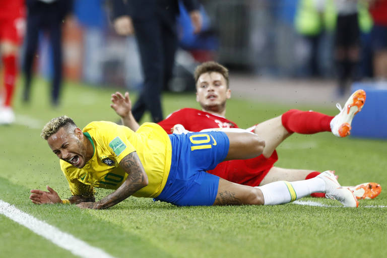 O atacante Neymar sofre falta de Adem Ljajic, durante a partida entre Brasil e Sérvia, pela fase de grupos da Copa do Mundo da Rússia