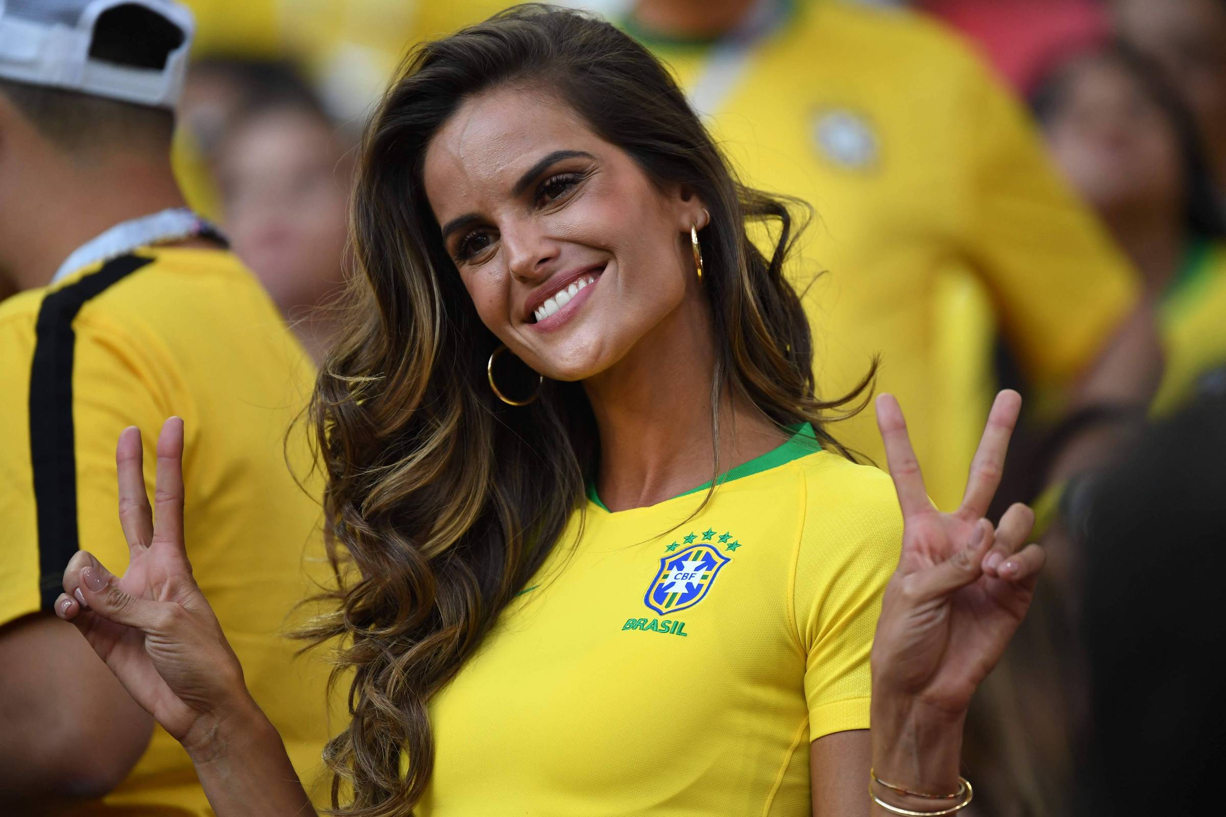 Бразильская модель 4 буквы. Бразилия Izabel Goulart Football. Бразильские болельщицы ЧМ 2018. Фанатка Бразилии.