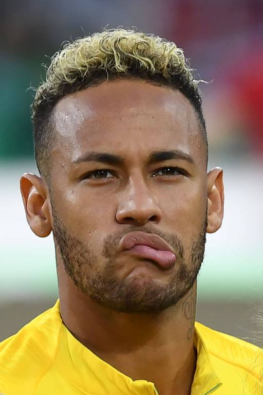 Neymar durante a execução do hino nacional antes do jogo contra a Sérvia, no Estádio Spartak