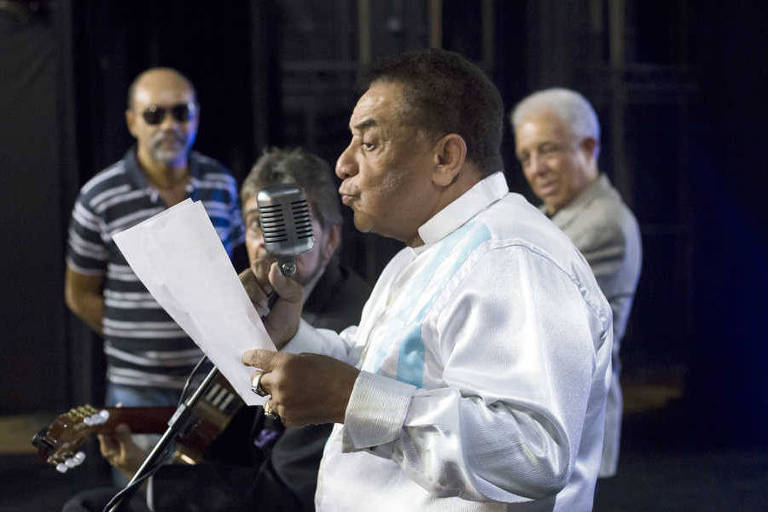 Agnaldo Timóteo e o violonista  Ronaldo Rayol ensaiam para gravação de documentário musical sobre Agostinho dos Santos, no  Teatro Cacilda Becker