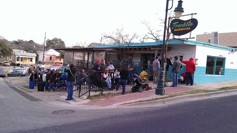 Pessoas em fila para comprar churrasco texano no Franklin Barbecue, em Austin