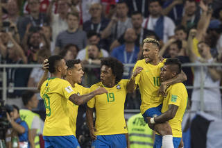 Copa Russia 2018. Brasil vence  Servia por  2 x 0  no  estadio Spartak, em Moscou.  Jogadores comemoram gol de Paulinho no primeiro tempo
