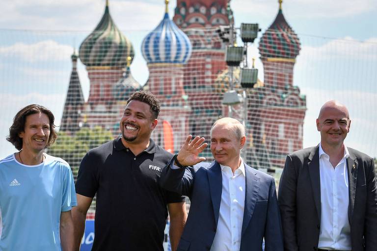 Presidente da Rússia, Vladimir Putin, o presidente da FIFA Gianni Infantino, o ex-jogador de futebol Ronaldo e o inspetor anti-racismo da Federação Russa de Futebol, Alexei Smertin, posam para a foto na Praça Vermelha de Moscou
