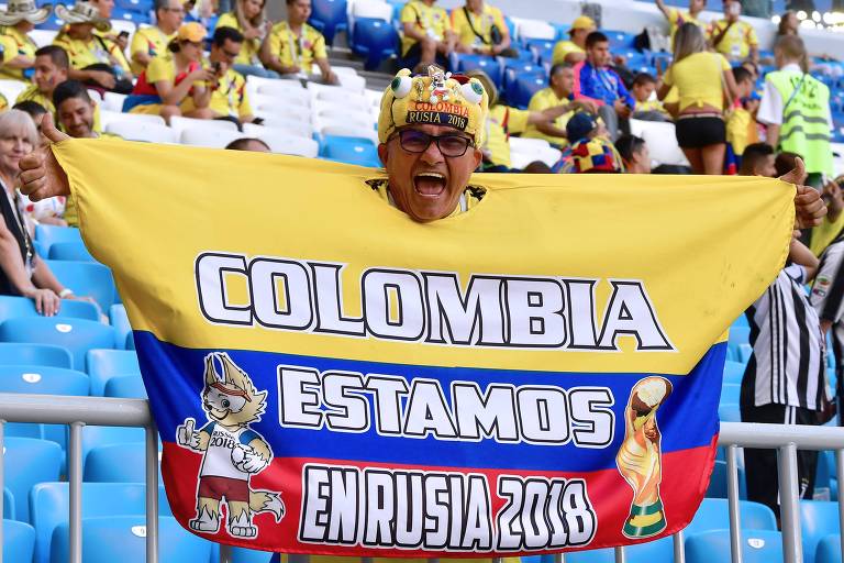 Torcedor colombiano vestindo uma bandeira "Colômbia, estamos na Rússia 2018" 