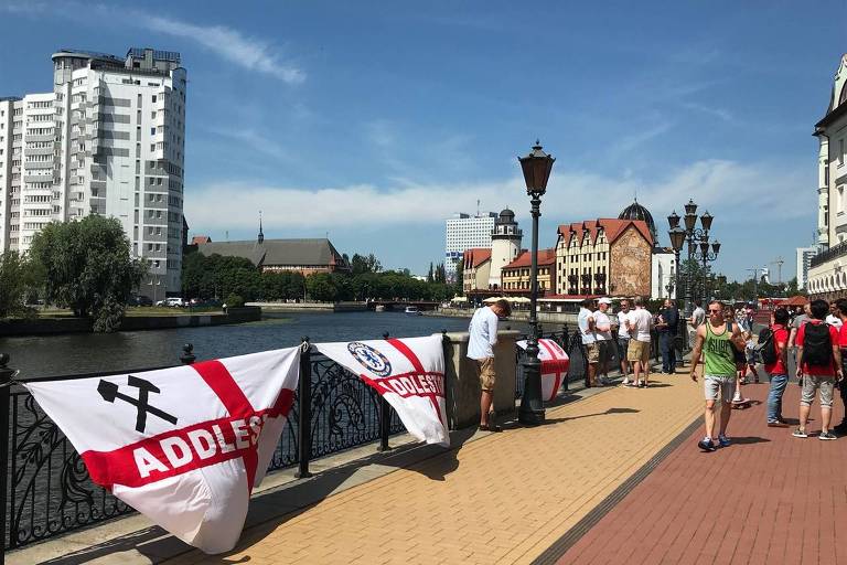 Torcedores ingleses na área turística de Kaliningrado chamada Vila dos Pescadores