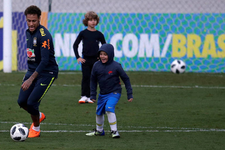 Neymar brinca com o filho, Davi Lucca, durante treino da seleção brasileira ocorrido em maio