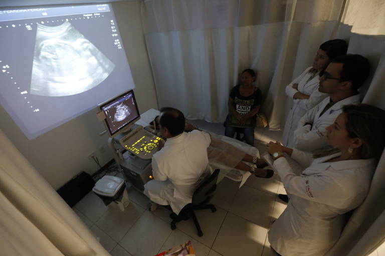 O médico Manoel Sarno faz ultrasonografia de grávida
