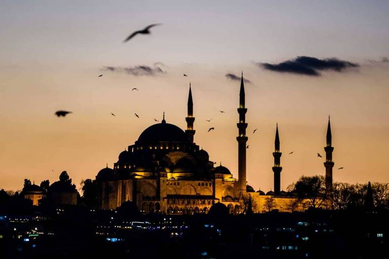 Roteiro a pé por Istambul revela templos erguidos por otomanos e bizantinos