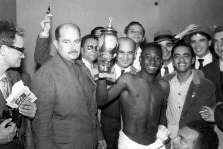 Pelé mostra o troféu que ganhou da seleção da União Soviética na Copa do Mundo de 1958