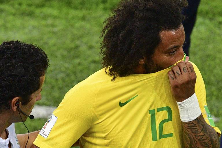Marcelo lamenta após deixar a partida entre Brasil e Sérvia com dores nas costas