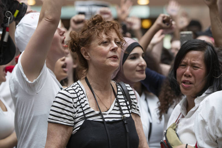 A atriz Susan Sarandon, ao centro, em protesto contra a política migratória de Trump