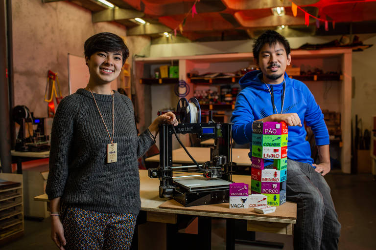 Giulia Yosue e Vitor Akamine criaram, em impressora 3D, o Togotoy, uma espécie de bloco de montar com palavras impressas em braile e em linguagem visual