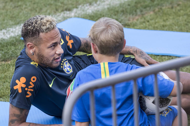 Neymar brinca com o filho Davi Lucca durante treino regenerativo da seleção brasileira em Sochi, durante a Copa do Mundo da Rússia