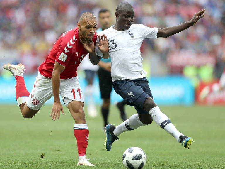 N’Golo Kanté (à dir.) durante partida da seleção francesa contra a Dinamarca