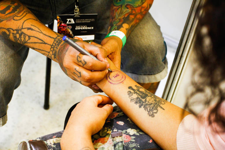Durante a Tattoo Experience, que ocorreu na última semana em São Paulo (SP), diabéticos foram tatuados com o símbolo da doença, o que facilita a identificação e realização de procedimentos corretos em emergências