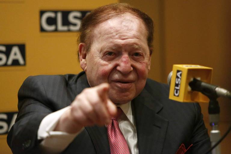 Retrato do empresário Sheldon Adelson apontando o dedo para a câmera
