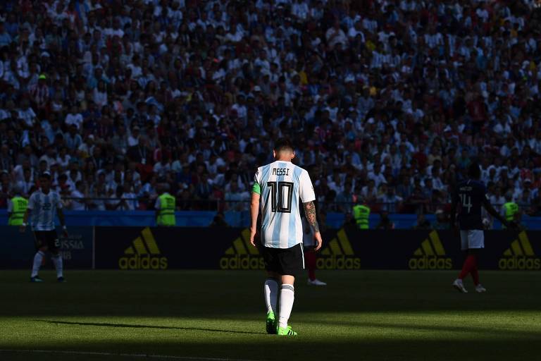 Número dez nas costas da camisa, Messi anda cabisbaixo na Arena Kazan, na Rússia, na partida em que a Argentina perdeu da França e foi eliminada das Copa do Mundo de 2018