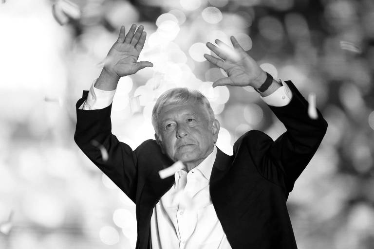 O candidato à presidência no México, López Obrador, acena em comício