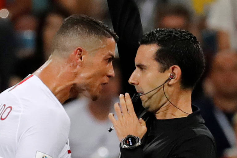 Cristiano Ronaldo discute com o árbitro mexicano Cesar Arturo Ramos