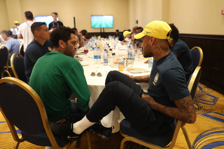 Daniel Alves e Neymar conversam durante café da manhã em Moscou