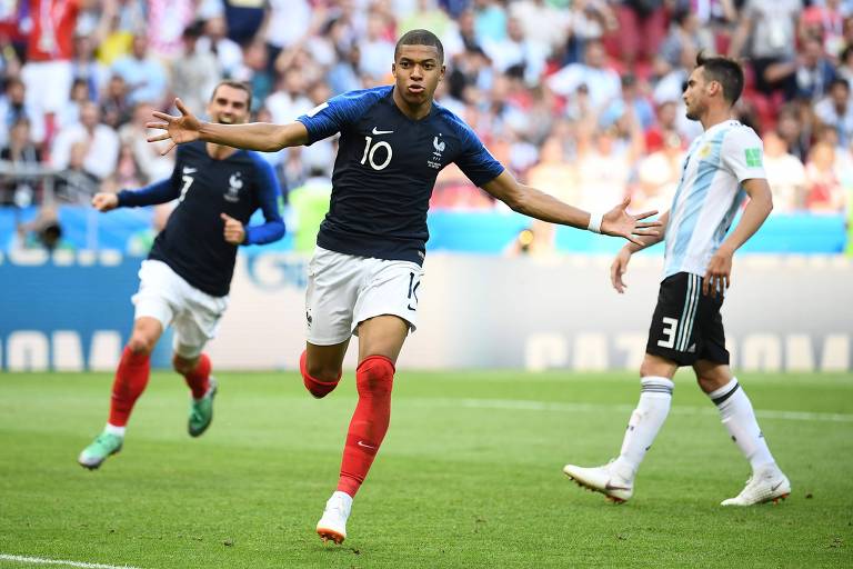 Mbappé comemora gol na vitória da França contra a Argentina nas oitavas da Copa