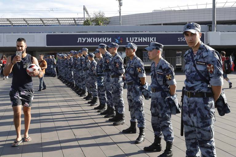 Membros da guarda nacional russa próximos ao estádio Lujniki