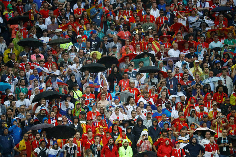Rússia busca a semifinal com time caseiro e com rara influência