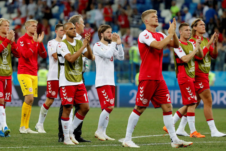 Jogadores da Dinamarca aplaudem fãs após partida