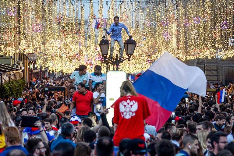 Russos celebram vitória sobre a Espanha na Copa 