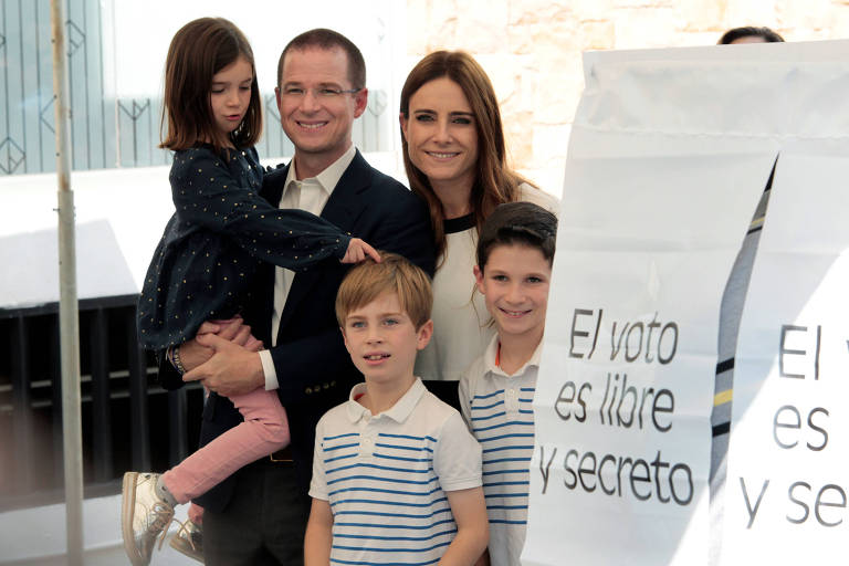 O candidato Ricardo Anaya, acompanhado de sua mulher, Carolina Martinez, e de seus filhos, vota em Queretaro