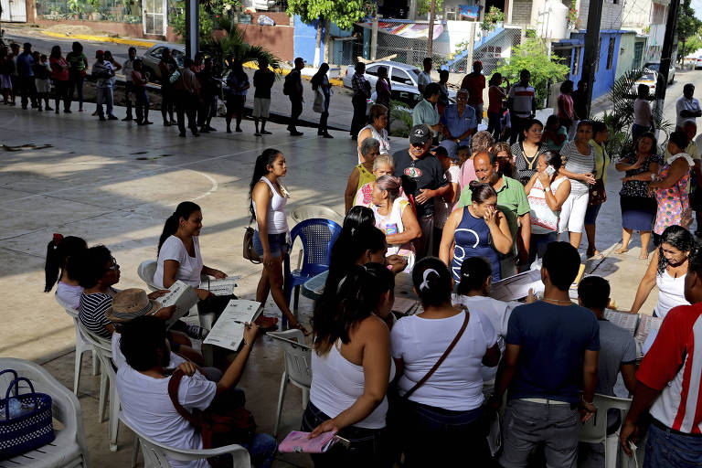 Eleitores fazem fila em posto de votação em Acapulco
