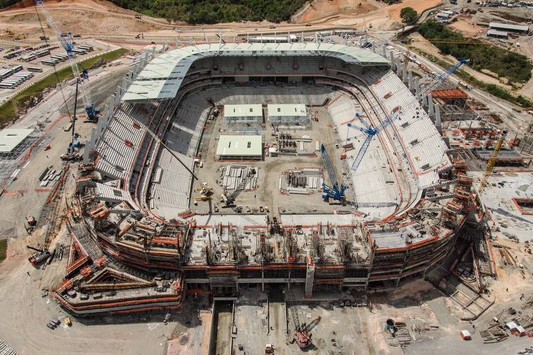 Vista aérea das obras da Arena Pernambuco, em 2012