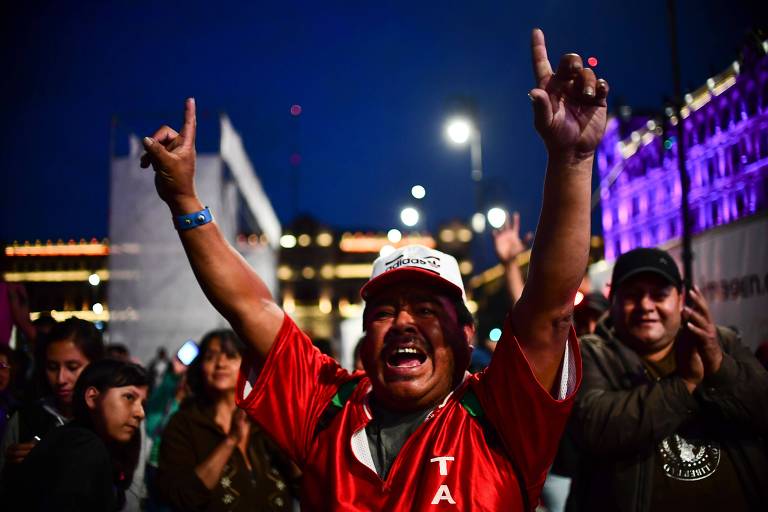 Apoiadores de Andrés Manuel López Obrador celebram resultados na praça Zócalo, na Cidade do México