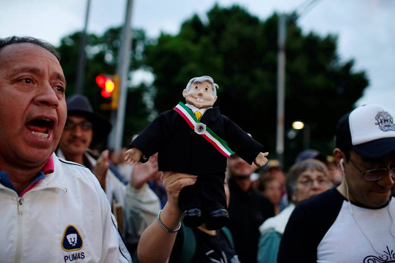 Apoiadores de Andrés Manuel López Obrador celebram na Cidade do México