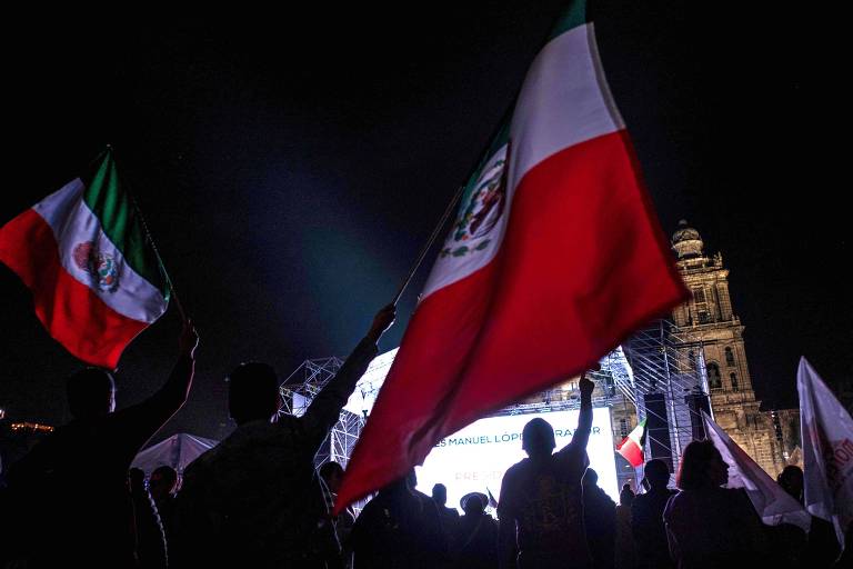 Apoiadores de Andrés Manuel López Obrador celebram na praça Zócalo, na capital mexicana, após resultados preliminares das eleições