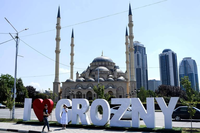 Letreiro com a frase "Eu amo Grozni", no centro da cidade com nome de czar russo
