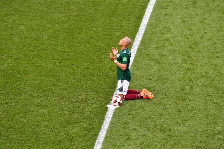O atacante mexicano Javier Hernandez reza antes do início da partida contra o Brasil