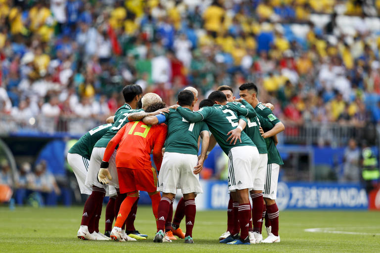 Jogadores do México se reúnem antes do início da partida contra o Brasil