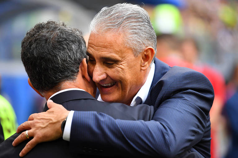 Tite cumprimenta o técnico do México, Juan Carlos Osorio