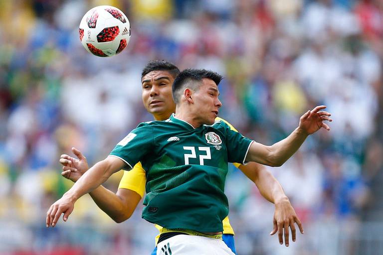 Lozano e Casemiro disputam bola pelo alto