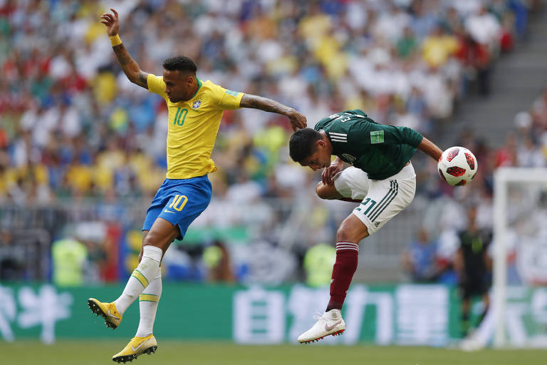 Neymar e Edson Alvarez em disputa durante a partida entre Brasil e México