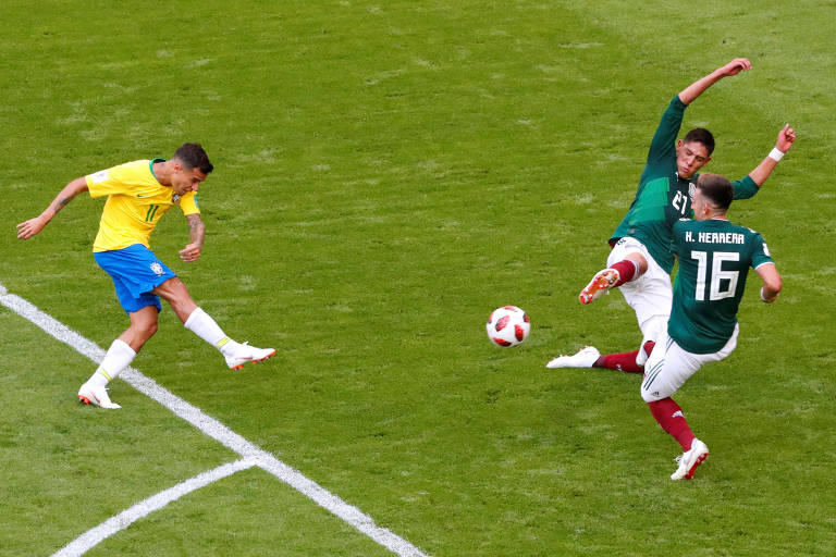 Philippe Coutinho arrisca chute da entrada da grande área