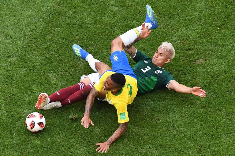 Gabriel Jesus em dividida com Salcedo