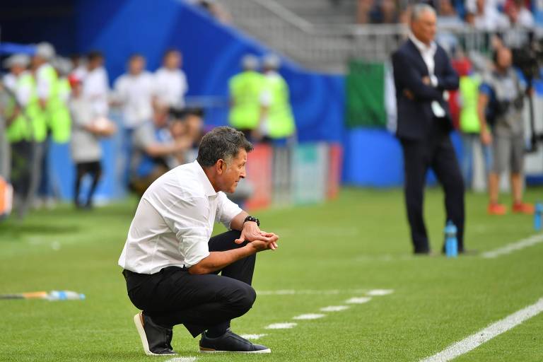 O técnico da seleção mexicana, o colombiano Juan Carlos Osorio, observa a partida