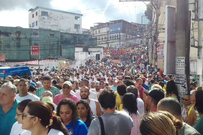 Multidão no cortejo de 2 de julho, em Salvador 