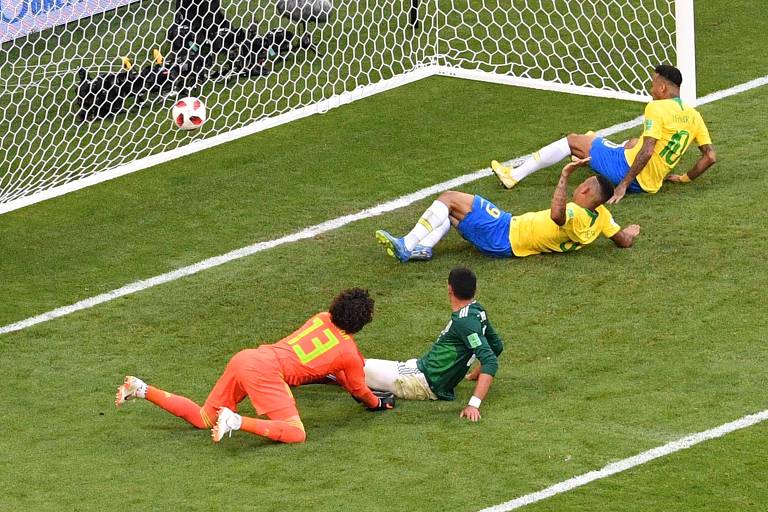 Neymar completa cruzamento de Willian e faz 1 a 0 para o Brasil contra o México
