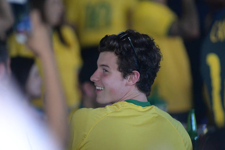 Shawn Mendes acompanha jogo da seleção brasileira contra o México