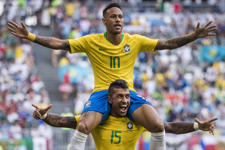 Paulinho carrega Neymar nos ombros em comemoração; os dois estão com os braços abertos e com cara de felicidade;
