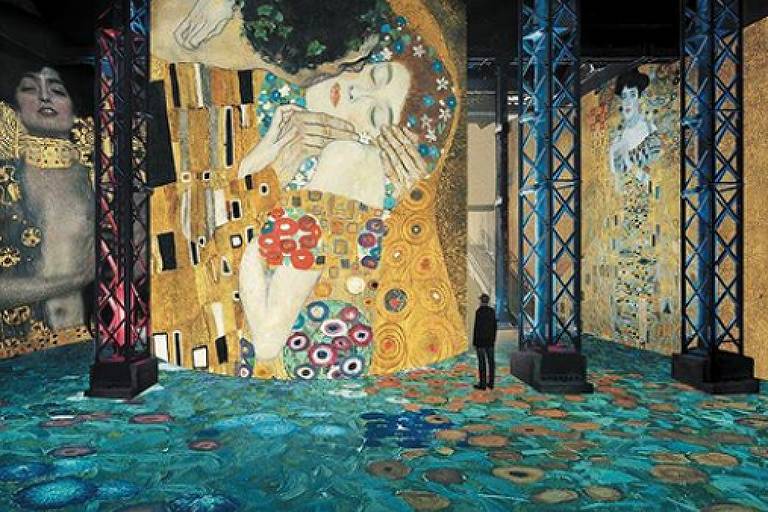 Visitante em uma das salas de exposição dedicada ao artista Gustave Klimt em Paris 